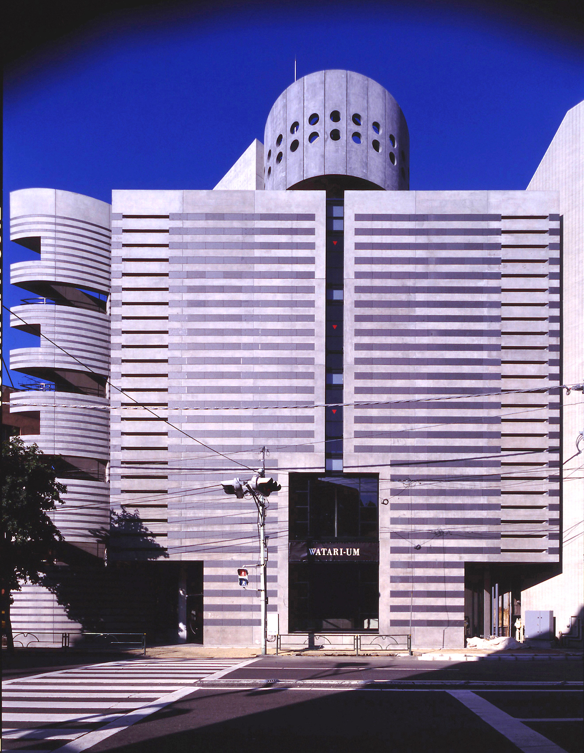 https://awt2024.artweektokyo.com/wp-content/uploads/2023/06/bbb3a00b83615a57f669e5abce50f28c.jpg